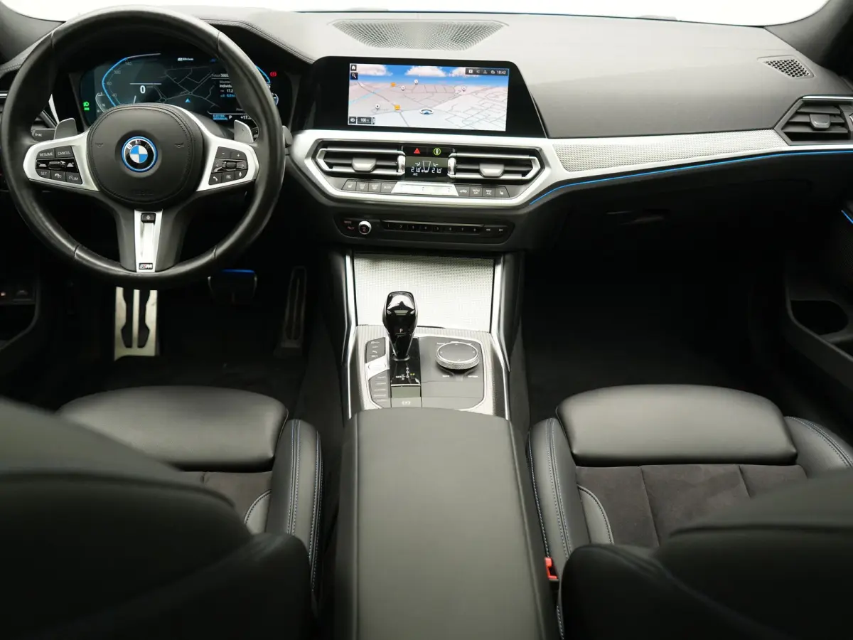 330e M Sport PHEV 293pk Dealer O.H. | SOH 89,2% | Panodak | Head Up | Adaptive Cruise | 360 Camera | Adaptief Onderstel | Laser LED | Alcantara Sportstoelen Memory & Verwarmd | Sfeerverlicht