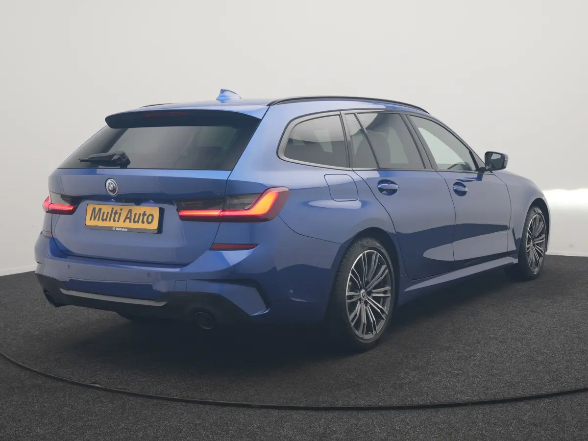 330e M Sport PHEV 293pk Dealer O.H. | SOH 89,2% | Panodak | Head Up | Adaptive Cruise | 360 Camera | Adaptief Onderstel | Laser LED | Alcantara Sportstoelen Memory & Verwarmd | Sfeerverlicht