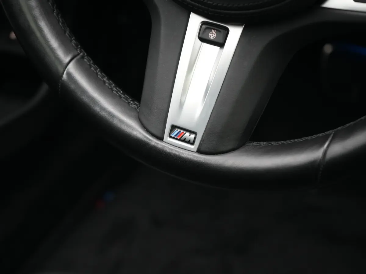 330e M Sport PHEV 293pk Dealer O.H. | SOH 89,2% | Panodak | Head Up | Adaptive Cruise | 360 Camera | Adaptief Onderstel | Laser LED | Alcantara Sportstoelen Memory & Verwarmd | Sfeerverlicht