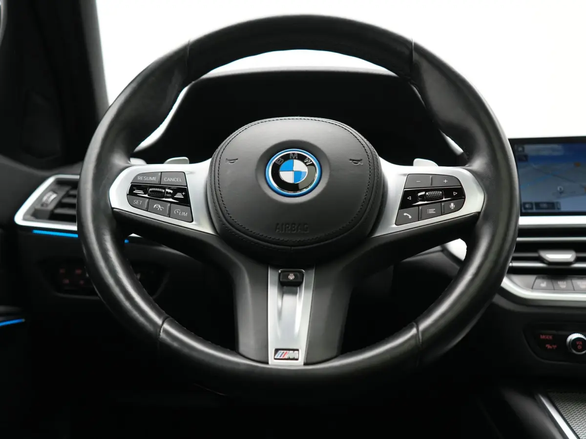 330e M Sport PHEV 293pk Dealer O.H. | SOH 89,2% | Panodak | Head Up | Adaptive Cruise | 360 Camera | Adaptief Onderstel | Laser LED | Alcantara Sportstoelen Memory & Verwarmd | Sfeerverlicht