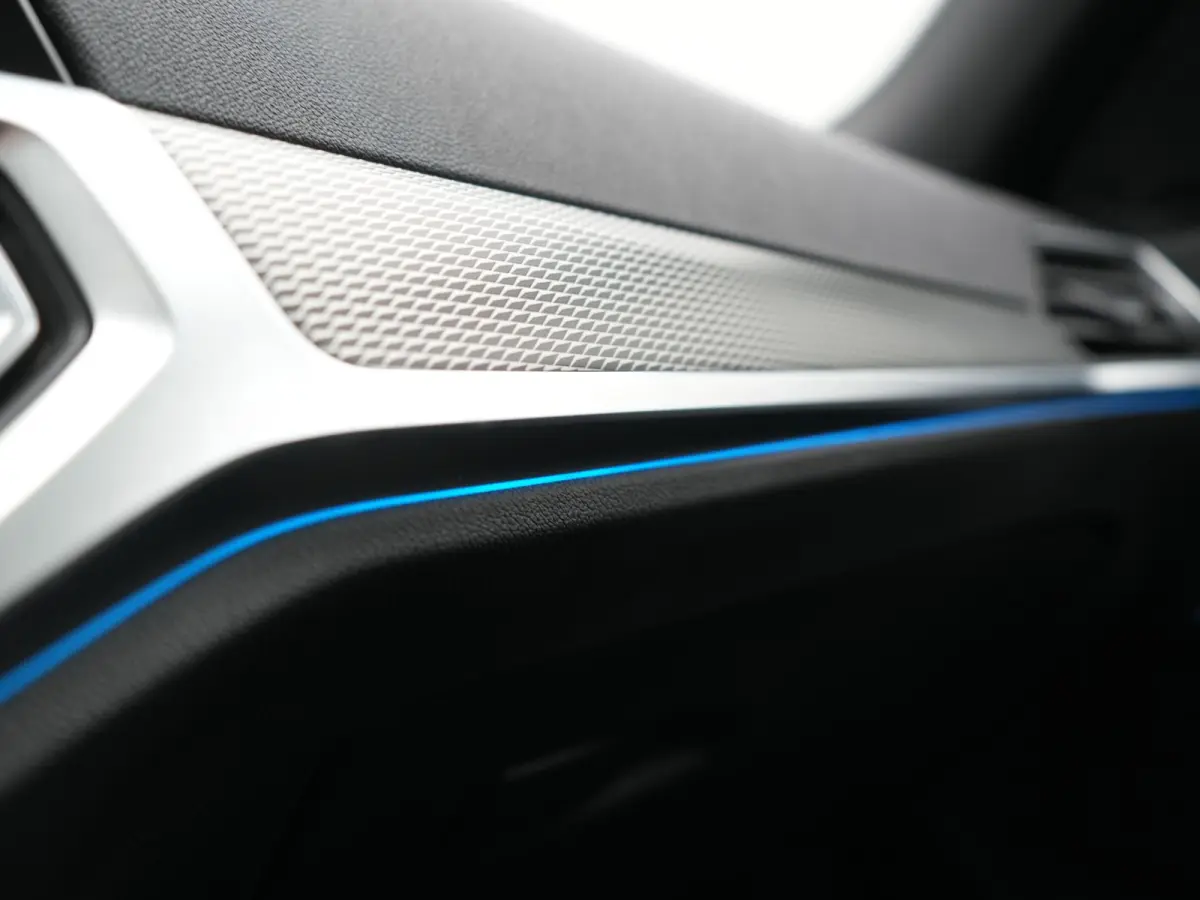 330e M Sport PHEV 293pk Dealer O.H. | SOH 89,2% | Panodak | Head Up | Adaptive Cruise | 360 Camera | Adaptief Onderstel | Laser LED | Alcantara Sportstoelen Memory & Verwarmd | Sfeerverlicht