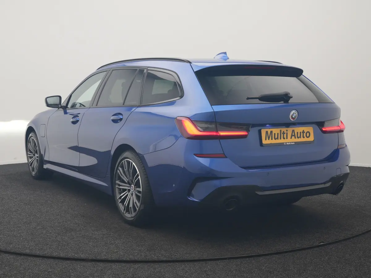 330e M Sport PHEV 293pk Dealer O.H. | SOH 89,2% | Panodak | Head Up | Adaptive Cruise | 360 Camera | Adaptief Onderstel | Laser LED | Alcantara Sportstoelen Memory & Verwarmd | Sfeerverlicht