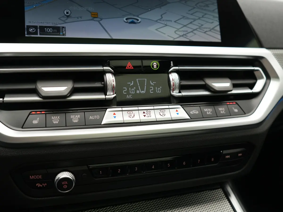 330e M Sport PHEV 293pk Dealer O.H. | SOH 89,2% | Panodak | Head Up | Adaptive Cruise | 360 Camera | Adaptief Onderstel | Laser LED | Alcantara Sportstoelen Memory & Verwarmd | Sfeerverlicht