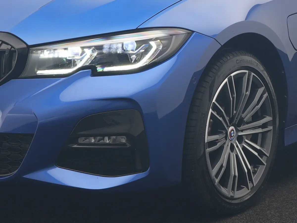 330e M Sport PHEV 293pk Dealer O.H. | SOH 89,2% | Panodak | Head Up | Adaptive Cruise | 360 Camera | Adaptief Onderstel | Laser LED | Alcantara Sportstoelen Memory & Verwarmd | Sfeerverlicht