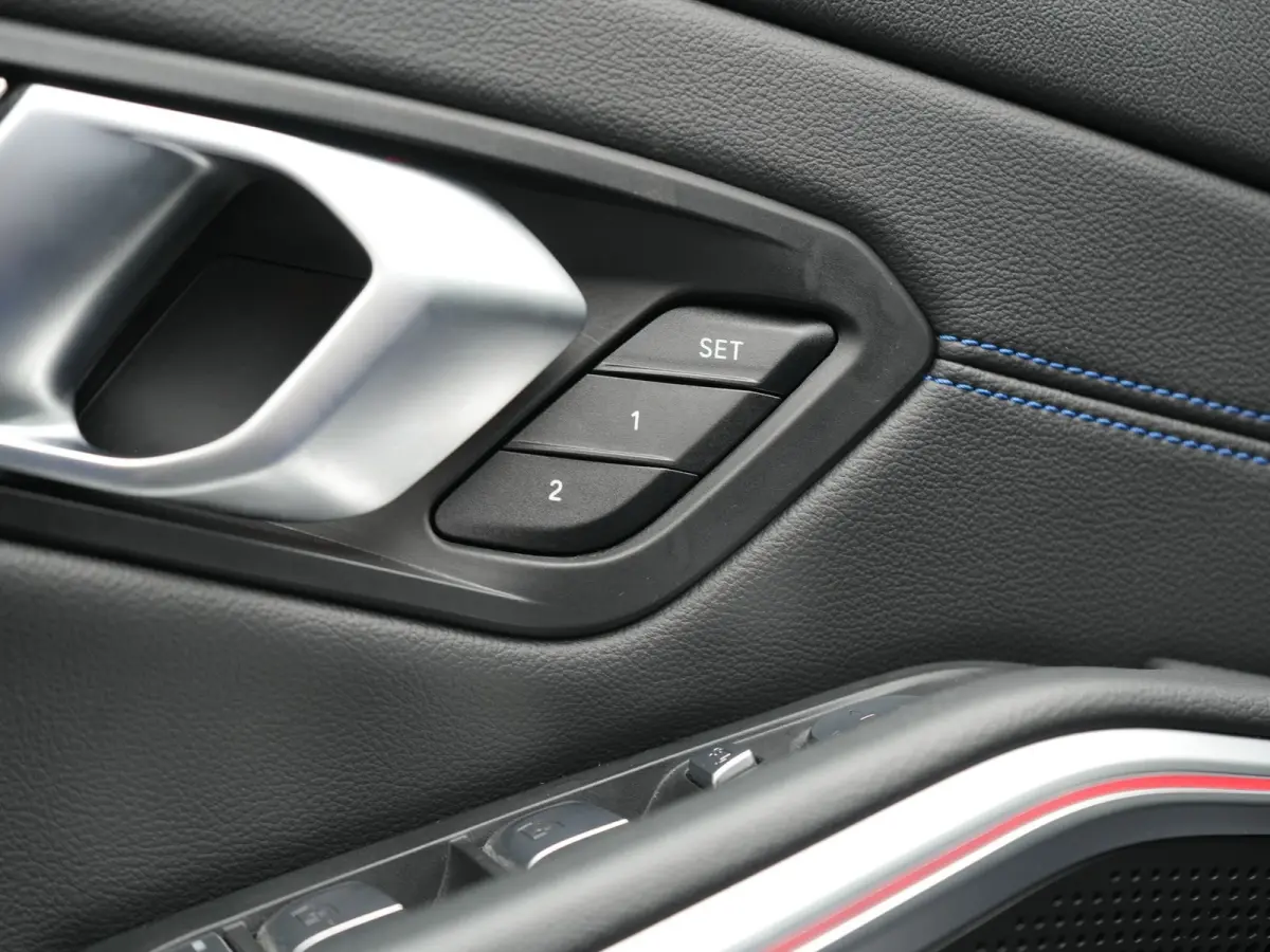 330e M Sport PHEV 293pk Dealer O.H. | SOH 89,2% | Panodak | Head Up | Adaptive Cruise | 360 Camera | Adaptief Onderstel | Laser LED | Alcantara Sportstoelen Memory & Verwarmd | Sfeerverlicht