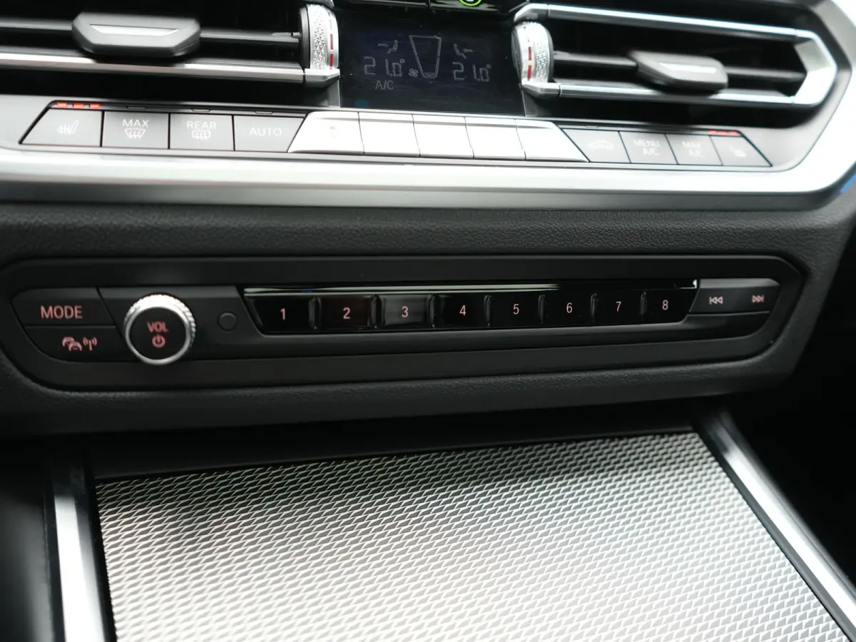 330e M Sport PHEV 293pk Dealer O.H. | SOH 89,2% | Panodak | Head Up | Adaptive Cruise | 360 Camera | Adaptief Onderstel | Laser LED | Alcantara Sportstoelen Memory & Verwarmd | Sfeerverlicht
