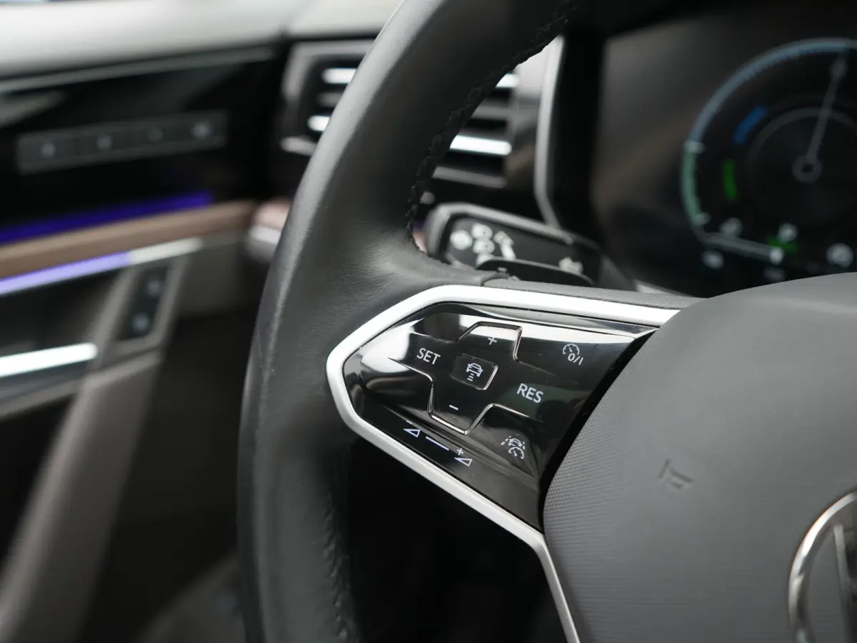 3.0 TSi eHybrid 4MOTION PHEV 381pk Dealer O.H. | SOH 91,3% | Trekhaak Af Fabriek | Luchtvering | Panodak | Adaptive Cruise | Dynaudio | 360 Camera | Head Up | Lederen Comfortstoelen Memory &
