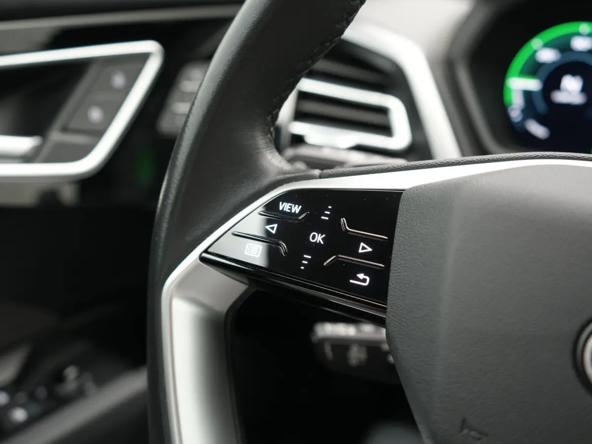 40 Edition 77 kWh 204pk Dealer O.H. | Adaptive Cruise | Head Up | Camera | Sportstoelen Memory & Verwarmd | Stuur Verwarmd | Apple Carplay | Navigatie | DAB | 19"L.M |