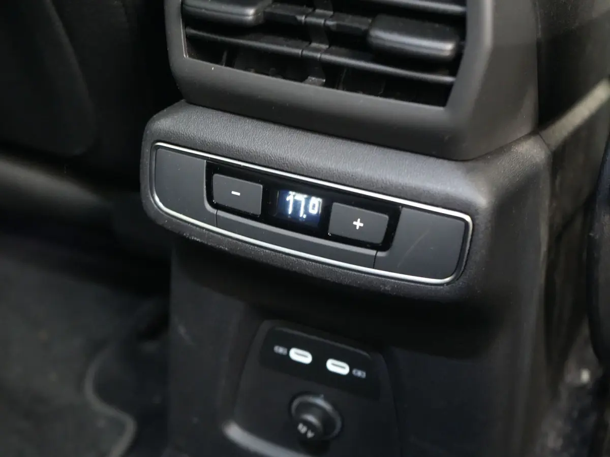 40 Edition 77 kWh 204pk Dealer O.H. | Adaptive Cruise | Head Up | Camera | Sportstoelen Memory & Verwarmd | Stuur Verwarmd | Apple Carplay | Navigatie | DAB | 19"L.M |