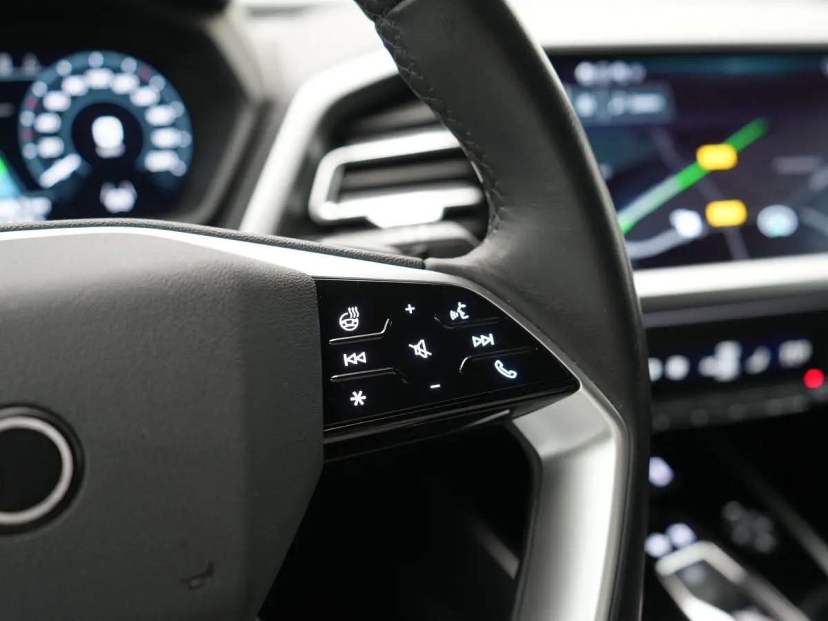 40 Edition 77 kWh 204pk Dealer O.H. | Adaptive Cruise | Head Up | Camera | Sportstoelen Memory & Verwarmd | Stuur Verwarmd | Apple Carplay | Navigatie | DAB | 19"L.M |