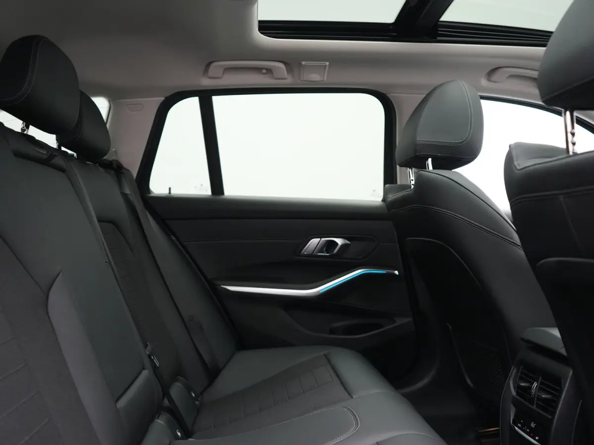 320e Sportline PHEV Dealer O.H. | SOH 95,4% | Panodak | Adaptive Cruise | Camera | Sfeerverlichting | Sportstoelen Verwarmd | BLIS | Apple Carplay | Navigatie | DAB | Plug In Hybrid |