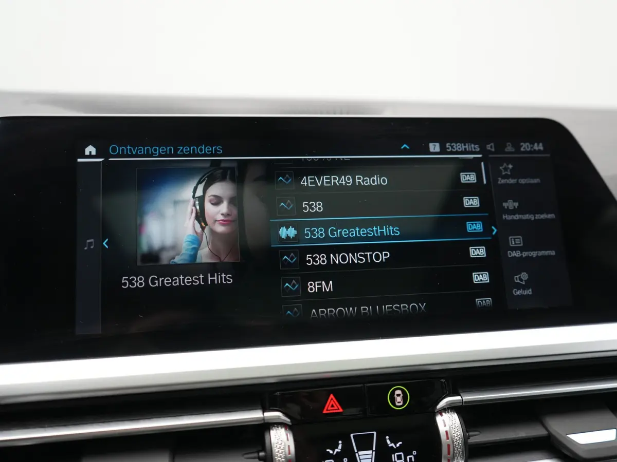 320e Sportline PHEV Dealer O.H. | SOH 95,4% | Panodak | Adaptive Cruise | Camera | Sfeerverlichting | Sportstoelen Verwarmd | BLIS | Apple Carplay | Navigatie | DAB | Plug In Hybrid |