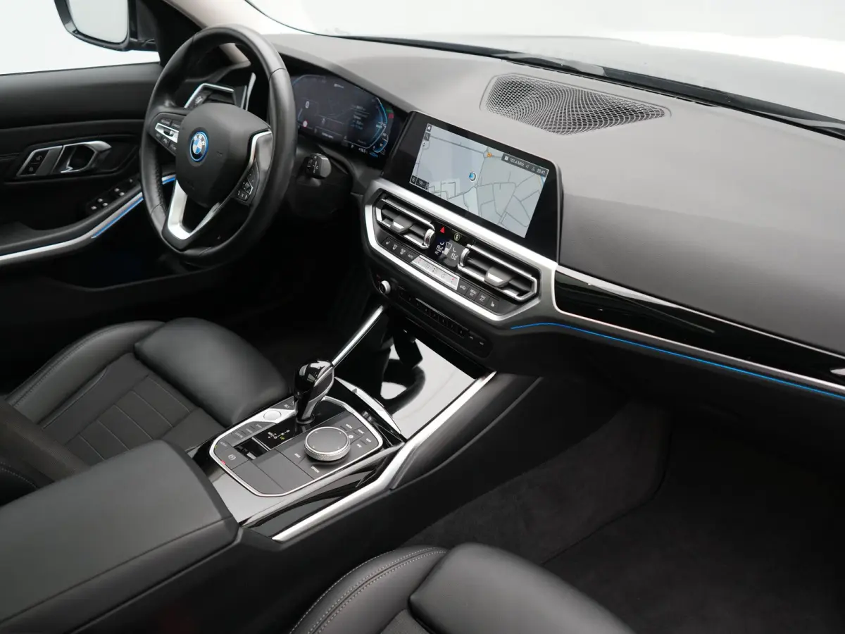 320e Sportline PHEV Dealer O.H. | SOH 95,4% | Panodak | Adaptive Cruise | Camera | Sfeerverlichting | Sportstoelen Verwarmd | BLIS | Apple Carplay | Navigatie | DAB | Plug In Hybrid |