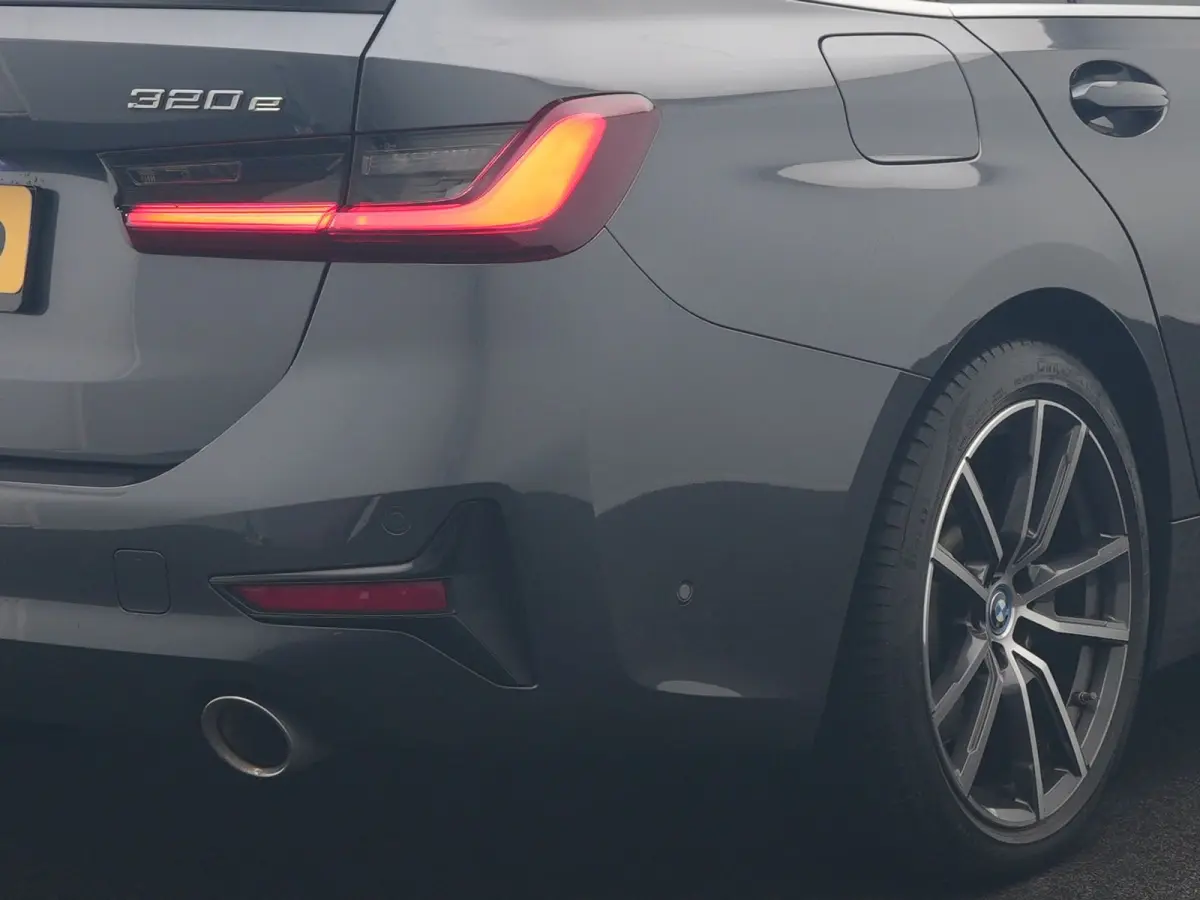 320e Sportline PHEV Dealer O.H. | SOH 95,4% | Panodak | Adaptive Cruise | Camera | Sfeerverlichting | Sportstoelen Verwarmd | BLIS | Apple Carplay | Navigatie | DAB | Plug In Hybrid |