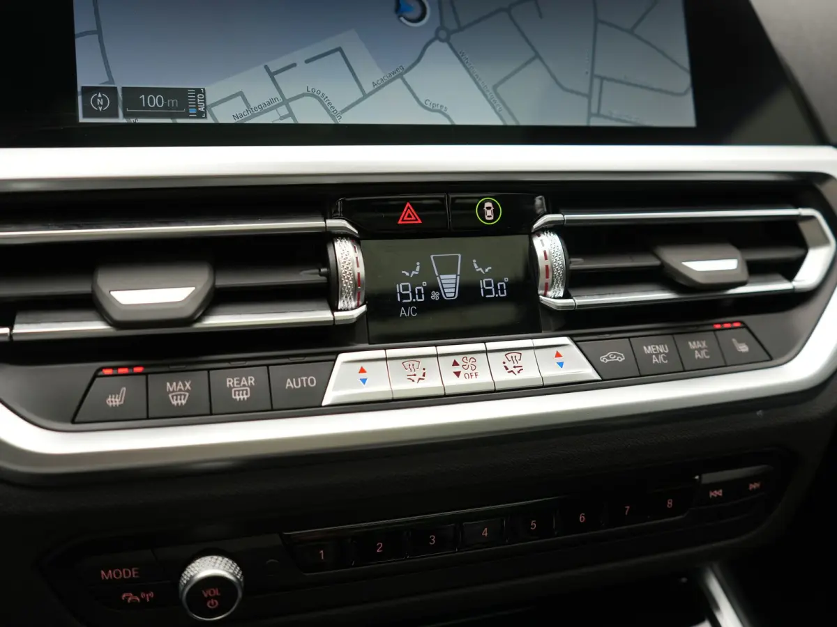 320e Sportline PHEV Dealer O.H. | SOH 95,4% | Panodak | Adaptive Cruise | Camera | Sfeerverlichting | Sportstoelen Verwarmd | BLIS | Apple Carplay | Navigatie | DAB | Plug In Hybrid |