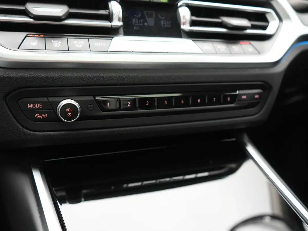 320e Sportline PHEV Dealer O.H. | SOH 95,4% | Panodak | Adaptive Cruise | Camera | Sfeerverlichting | Sportstoelen Verwarmd | BLIS | Apple Carplay | Navigatie | DAB | Plug In Hybrid |