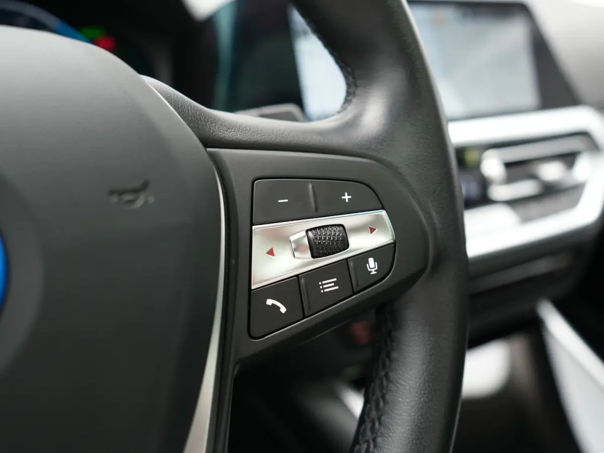 320e Sportline PHEV Dealer O.H. | SOH 95,4% | Panodak | Adaptive Cruise | Camera | Sfeerverlichting | Sportstoelen Verwarmd | BLIS | Apple Carplay | Navigatie | DAB | Plug In Hybrid |