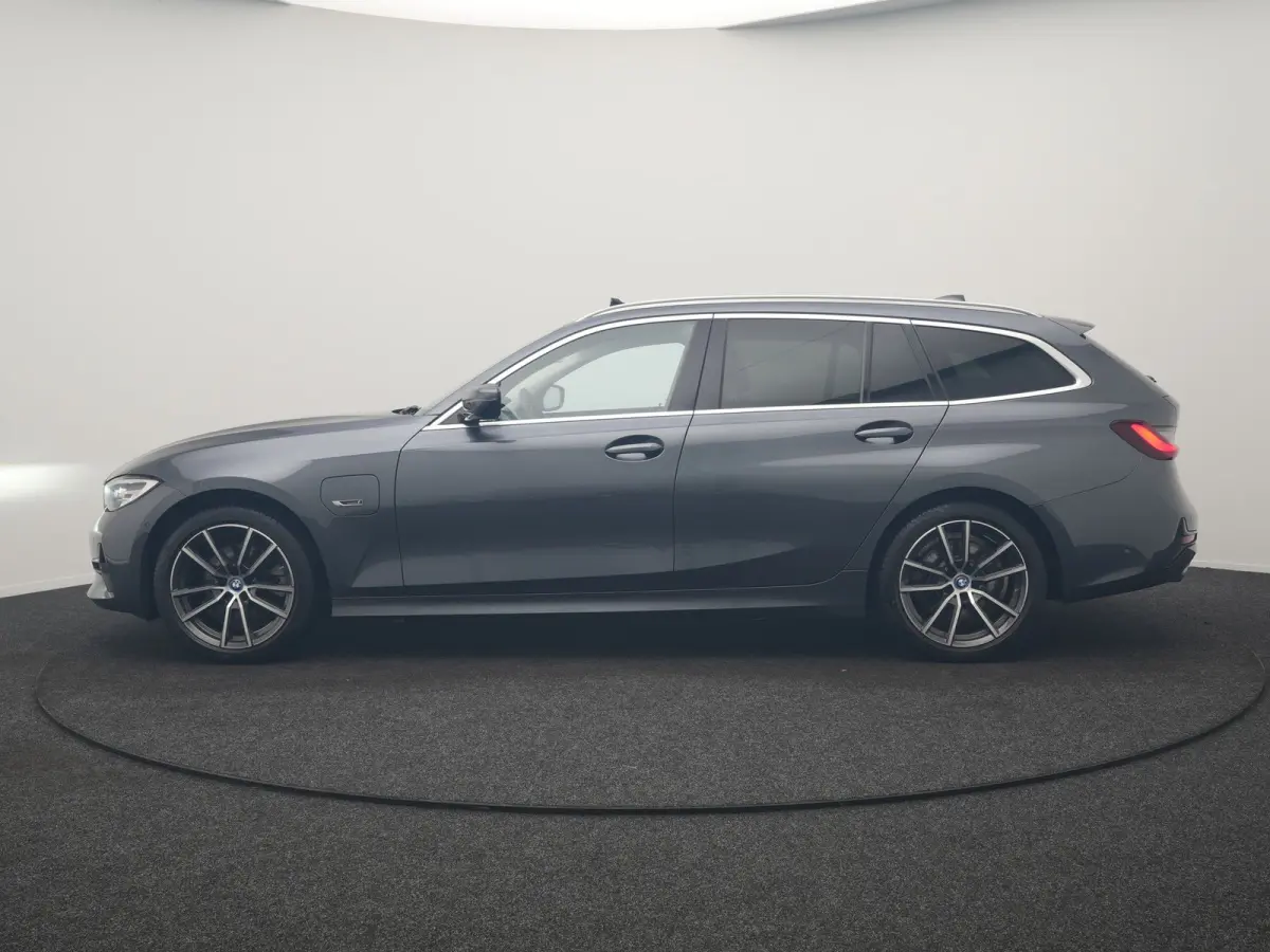 320e Sportline PHEV Dealer O.H. | SOH 95,4% | Panodak | Adaptive Cruise | Camera | Sfeerverlichting | Sportstoelen Verwarmd | BLIS | Apple Carplay | Navigatie | DAB | Plug In Hybrid |