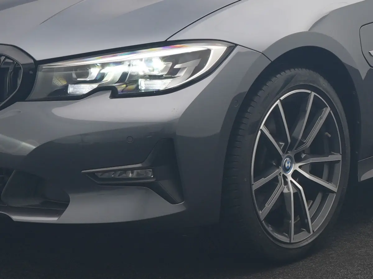 320e Sportline PHEV Dealer O.H. | SOH 95,4% | Panodak | Adaptive Cruise | Camera | Sfeerverlichting | Sportstoelen Verwarmd | BLIS | Apple Carplay | Navigatie | DAB | Plug In Hybrid |