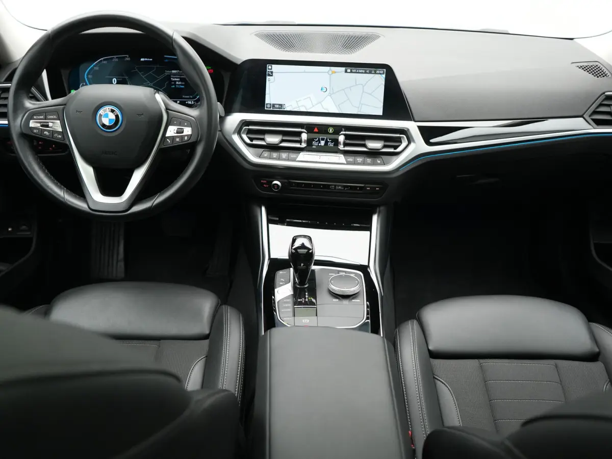 320e Sportline PHEV Dealer O.H. | SOH 95,4% | Panodak | Adaptive Cruise | Camera | Sfeerverlichting | Sportstoelen Verwarmd | BLIS | Apple Carplay | Navigatie | DAB | Plug In Hybrid |