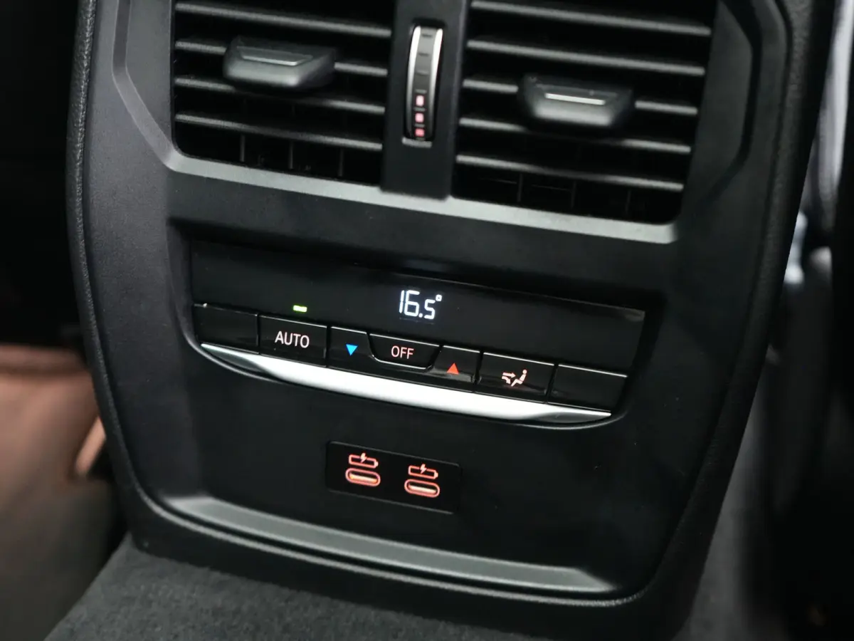 320e Sportline PHEV Dealer O.H. | SOH 95,4% | Panodak | Adaptive Cruise | Camera | Sfeerverlichting | Sportstoelen Verwarmd | BLIS | Apple Carplay | Navigatie | DAB | Plug In Hybrid |