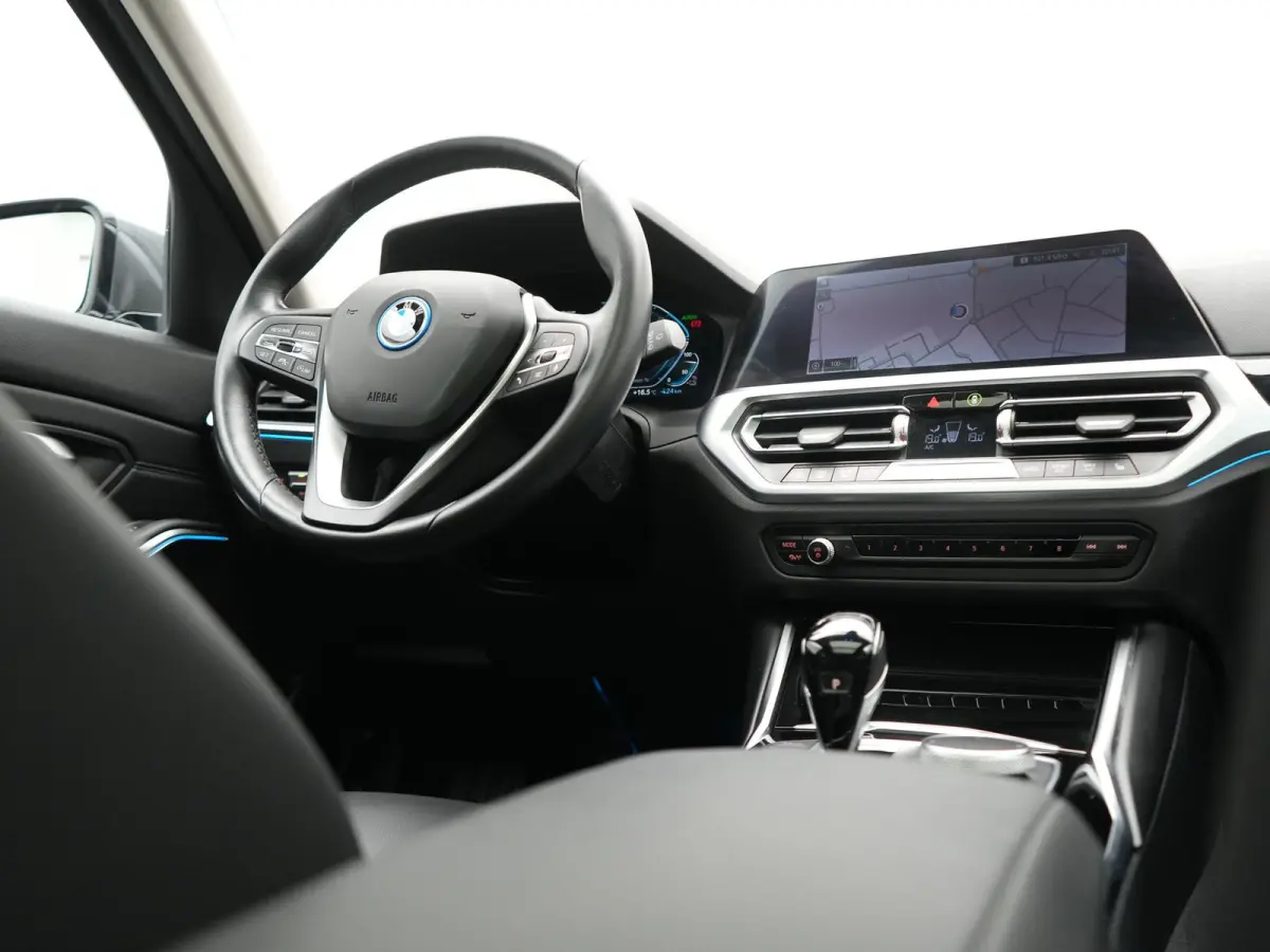 320e Sportline PHEV Dealer O.H. | SOH 95,4% | Panodak | Adaptive Cruise | Camera | Sfeerverlichting | Sportstoelen Verwarmd | BLIS | Apple Carplay | Navigatie | DAB | Plug In Hybrid |