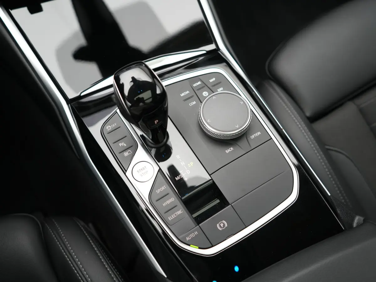 320e Sportline PHEV Dealer O.H. | SOH 95,4% | Panodak | Adaptive Cruise | Camera | Sfeerverlichting | Sportstoelen Verwarmd | BLIS | Apple Carplay | Navigatie | DAB | Plug In Hybrid |