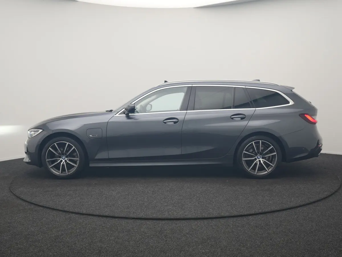 320e Sportline PHEV Dealer O.H. | SOH 95,4% | Panodak | Adaptive Cruise | Camera | Sfeerverlichting | Sportstoelen Verwarmd | BLIS | Apple Carplay | Navigatie | DAB | Plug In Hybrid |