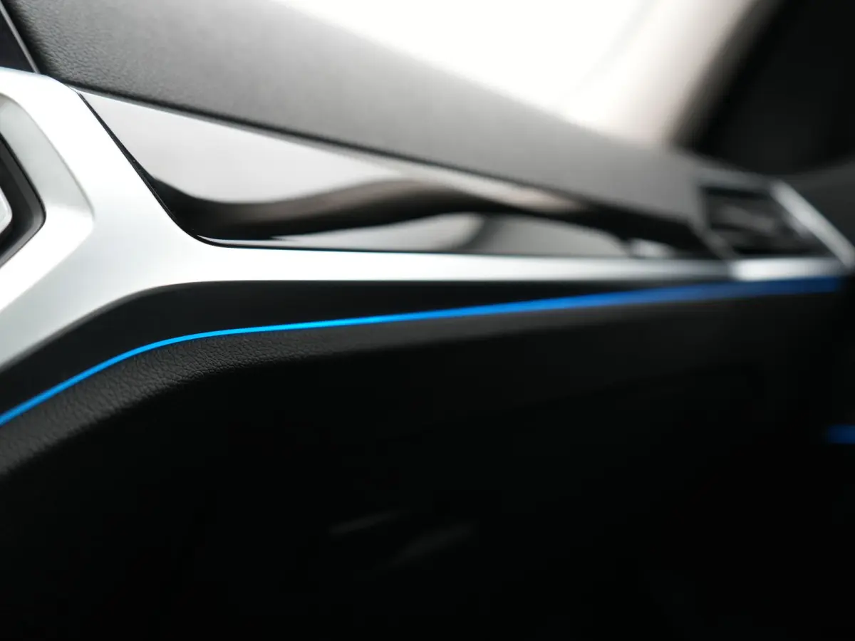 320e Sportline PHEV Dealer O.H. | SOH 95,4% | Panodak | Adaptive Cruise | Camera | Sfeerverlichting | Sportstoelen Verwarmd | BLIS | Apple Carplay | Navigatie | DAB | Plug In Hybrid |