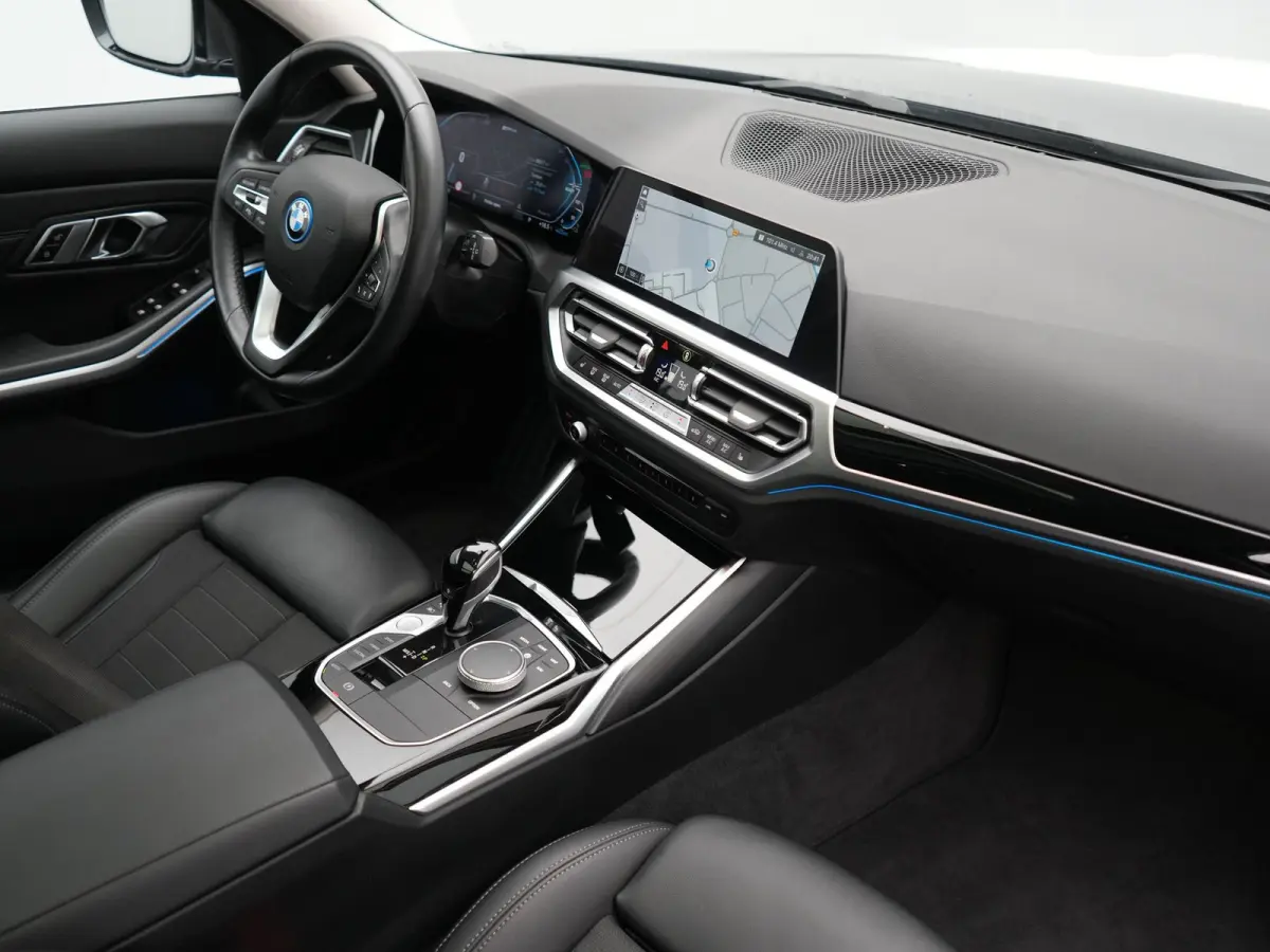 320e Sportline PHEV Dealer O.H. | SOH 95,4% | Panodak | Adaptive Cruise | Camera | Sfeerverlichting | Sportstoelen Verwarmd | BLIS | Apple Carplay | Navigatie | DAB | Plug In Hybrid |