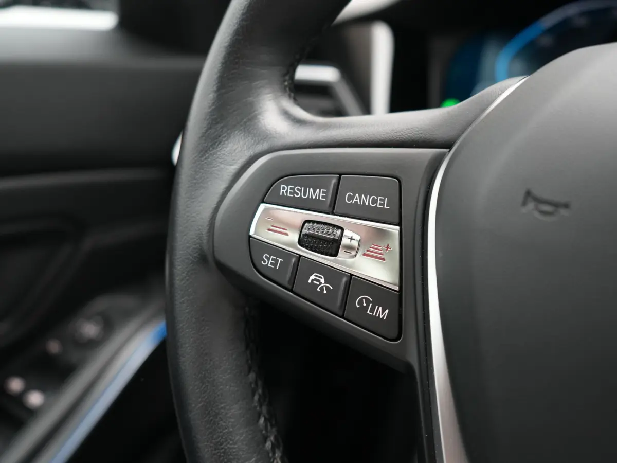 320e Sportline PHEV Dealer O.H. | SOH 95,4% | Panodak | Adaptive Cruise | Camera | Sfeerverlichting | Sportstoelen Verwarmd | BLIS | Apple Carplay | Navigatie | DAB | Plug In Hybrid |