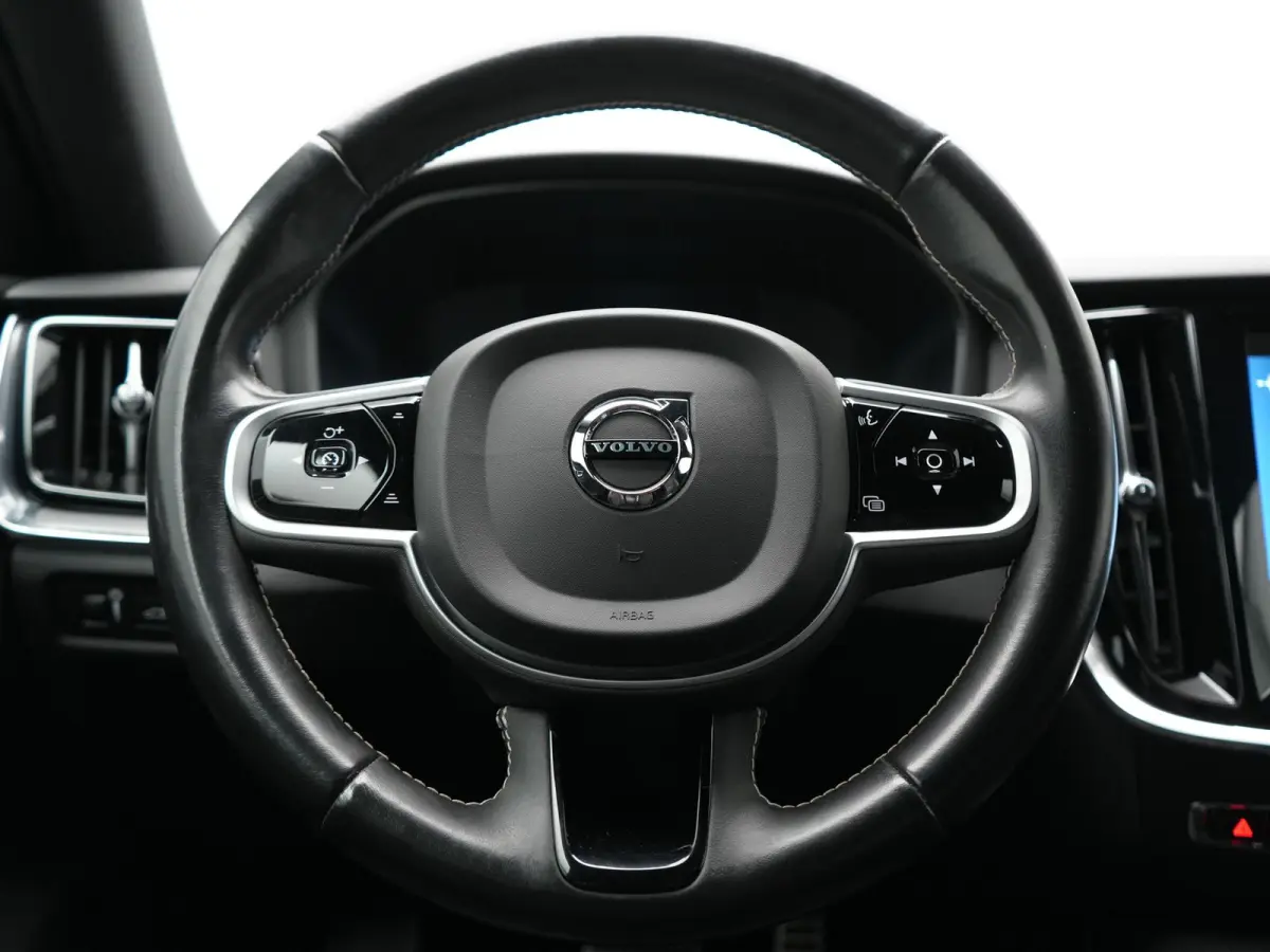 T6 Recharge AWD R-Design PHEV 340pk Dealer O.H. | SOH 82,8% | Camera | Harman / Kardon | Lederen Sportstoelen Memory & Verwarmd | Stuur Verwarmd | Keyless | BLIS | Cruise Control | Apple Car