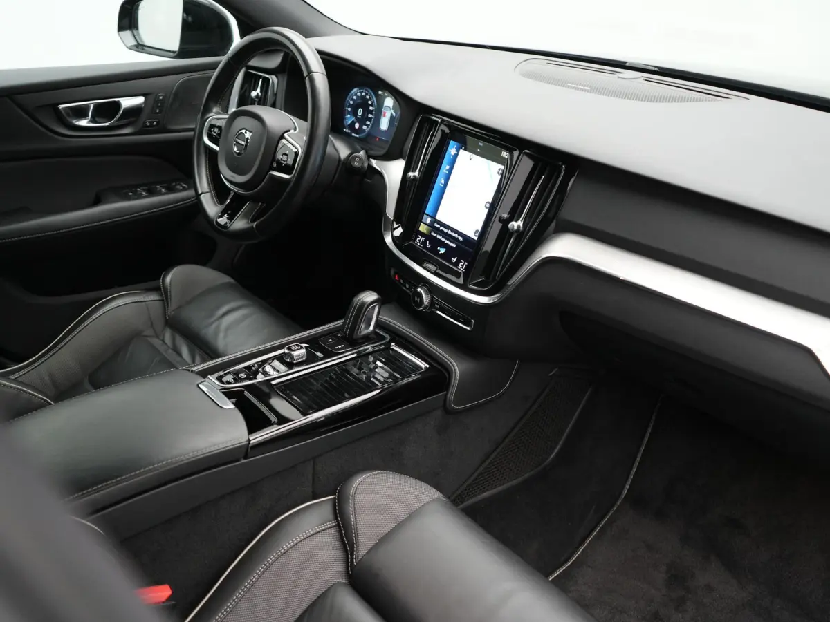 T6 Recharge AWD R-Design PHEV 340pk Dealer O.H. | SOH 82,8% | Camera | Harman / Kardon | Lederen Sportstoelen Memory & Verwarmd | Stuur Verwarmd | Keyless | BLIS | Cruise Control | Apple Car