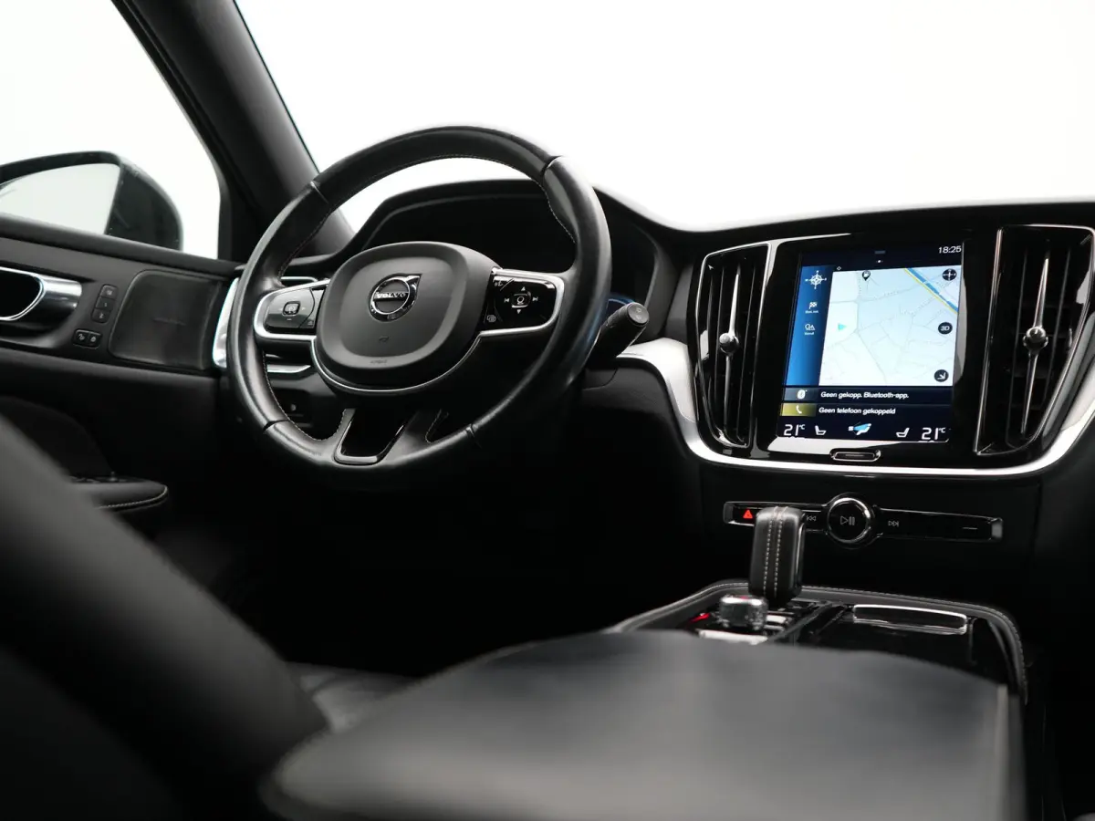 T6 Recharge AWD R-Design PHEV 340pk Dealer O.H. | SOH 82,8% | Camera | Harman / Kardon | Lederen Sportstoelen Memory & Verwarmd | Stuur Verwarmd | Keyless | BLIS | Cruise Control | Apple Car