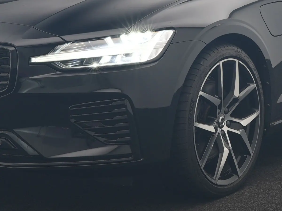 T6 Recharge AWD R-Design PHEV 340pk Dealer O.H. | SOH 82,8% | Camera | Harman / Kardon | Lederen Sportstoelen Memory & Verwarmd | Stuur Verwarmd | Keyless | BLIS | Cruise Control | Apple Car