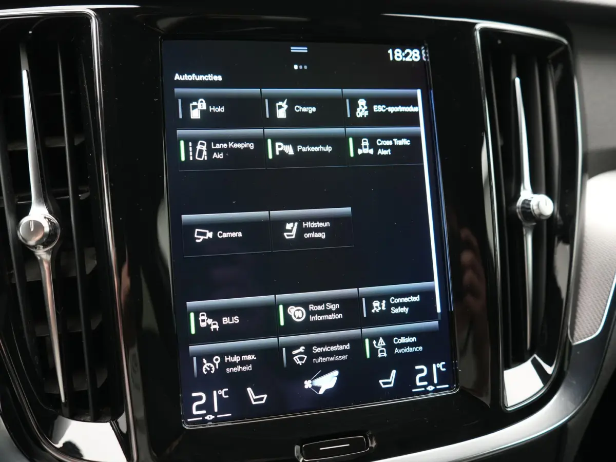 T6 Recharge AWD R-Design PHEV 340pk Dealer O.H. | SOH 82,8% | Camera | Harman / Kardon | Lederen Sportstoelen Memory & Verwarmd | Stuur Verwarmd | Keyless | BLIS | Cruise Control | Apple Car