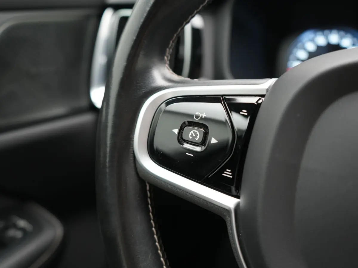 T6 Recharge AWD R-Design PHEV 340pk Dealer O.H. | SOH 82,8% | Camera | Harman / Kardon | Lederen Sportstoelen Memory & Verwarmd | Stuur Verwarmd | Keyless | BLIS | Cruise Control | Apple Car