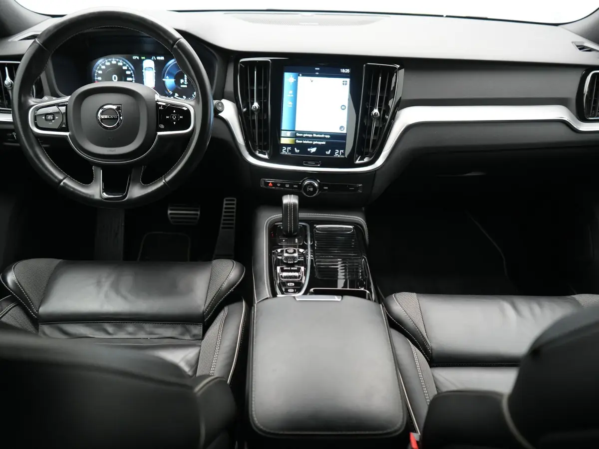 T6 Recharge AWD R-Design PHEV 340pk Dealer O.H. | SOH 82,8% | Camera | Harman / Kardon | Lederen Sportstoelen Memory & Verwarmd | Stuur Verwarmd | Keyless | BLIS | Cruise Control | Apple Car
