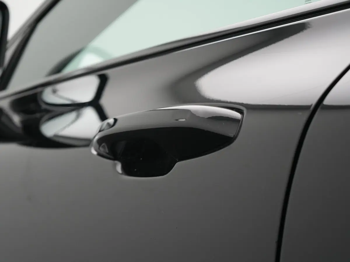 T6 Recharge AWD R-Design PHEV 340pk Dealer O.H. | SOH 82,8% | Camera | Harman / Kardon | Lederen Sportstoelen Memory & Verwarmd | Stuur Verwarmd | Keyless | BLIS | Cruise Control | Apple Car