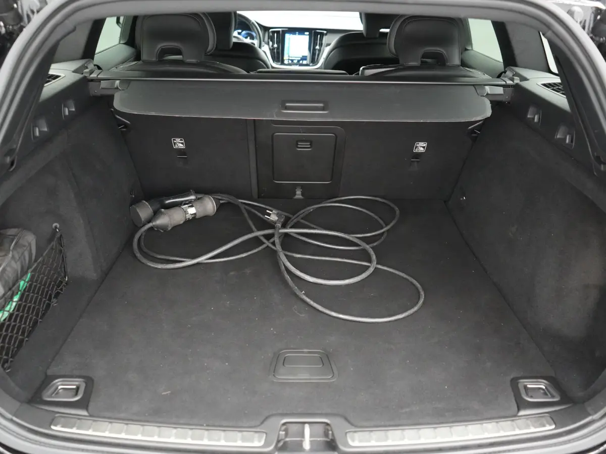 T6 Recharge AWD R-Design PHEV 340pk Dealer O.H. | SOH 82,8% | Camera | Harman / Kardon | Lederen Sportstoelen Memory & Verwarmd | Stuur Verwarmd | Keyless | BLIS | Cruise Control | Apple Car