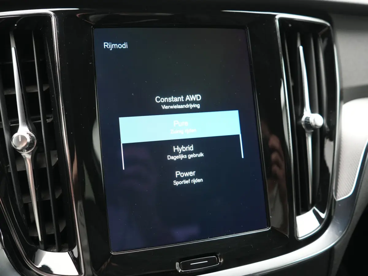 T6 Recharge AWD R-Design PHEV 340pk Dealer O.H. | SOH 82,8% | Camera | Harman / Kardon | Lederen Sportstoelen Memory & Verwarmd | Stuur Verwarmd | Keyless | BLIS | Cruise Control | Apple Car