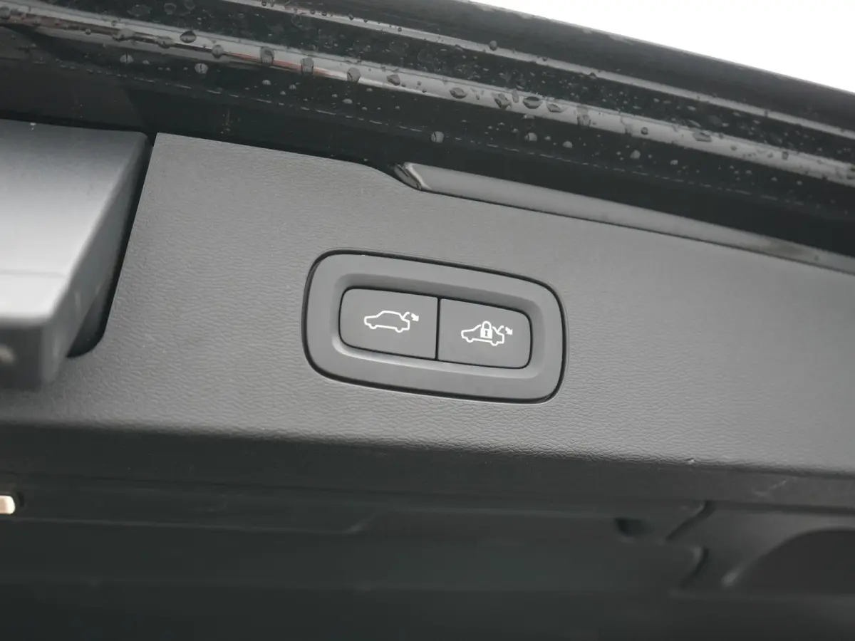 T6 Recharge AWD R-Design PHEV 340pk Dealer O.H. | SOH 82,8% | Camera | Harman / Kardon | Lederen Sportstoelen Memory & Verwarmd | Stuur Verwarmd | Keyless | BLIS | Cruise Control | Apple Car
