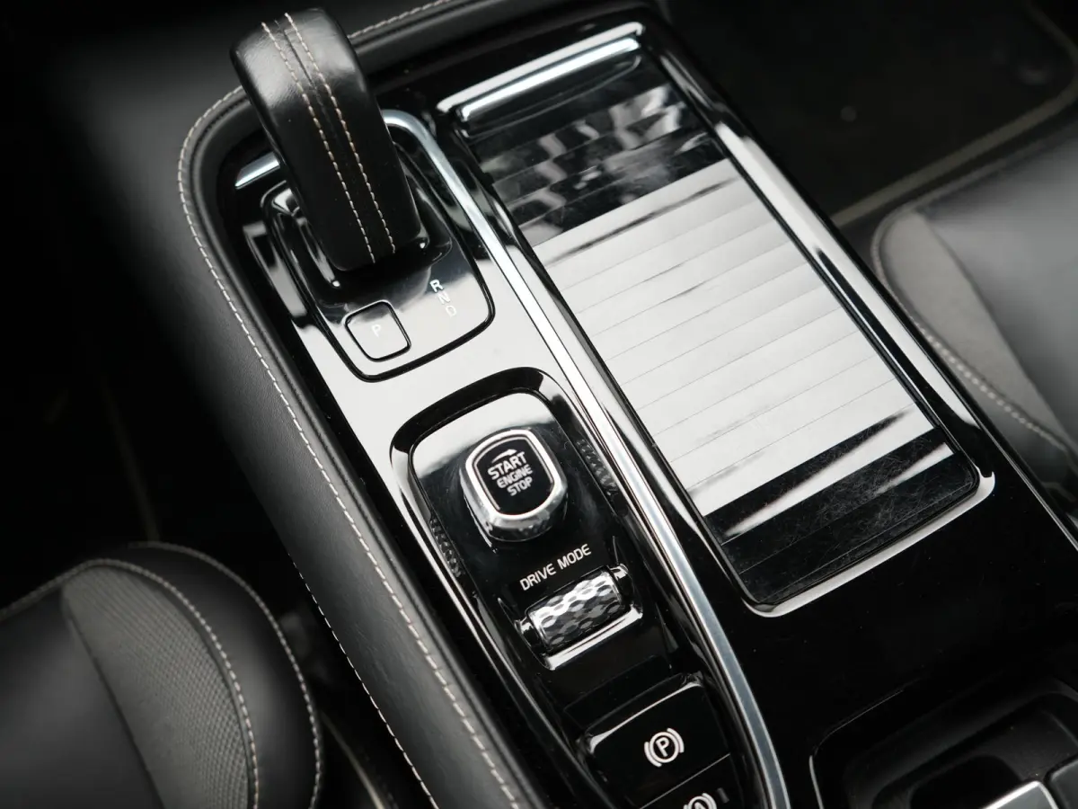 T6 Recharge AWD R-Design PHEV 340pk Dealer O.H. | SOH 82,8% | Camera | Harman / Kardon | Lederen Sportstoelen Memory & Verwarmd | Stuur Verwarmd | Keyless | BLIS | Cruise Control | Apple Car