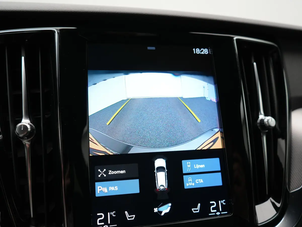 T6 Recharge AWD R-Design PHEV 340pk Dealer O.H. | SOH 82,8% | Camera | Harman / Kardon | Lederen Sportstoelen Memory & Verwarmd | Stuur Verwarmd | Keyless | BLIS | Cruise Control | Apple Car