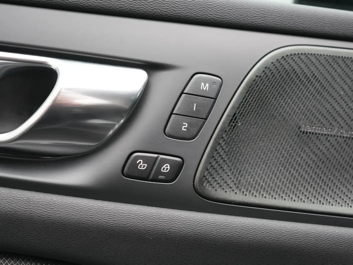T6 Recharge AWD R-Design PHEV 340pk Dealer O.H. | SOH 82,8% | Camera | Harman / Kardon | Lederen Sportstoelen Memory & Verwarmd | Stuur Verwarmd | Keyless | BLIS | Cruise Control | Apple Car