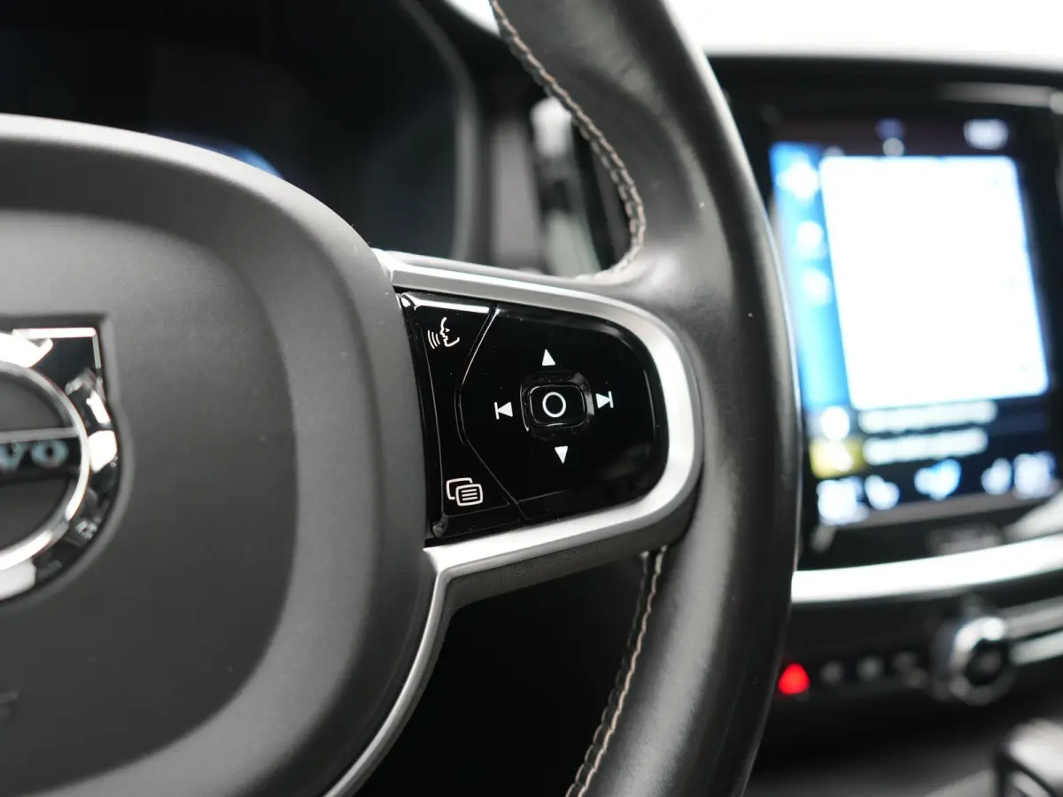 T6 Recharge AWD R-Design PHEV 340pk Dealer O.H. | SOH 82,8% | Camera | Harman / Kardon | Lederen Sportstoelen Memory & Verwarmd | Stuur Verwarmd | Keyless | BLIS | Cruise Control | Apple Car