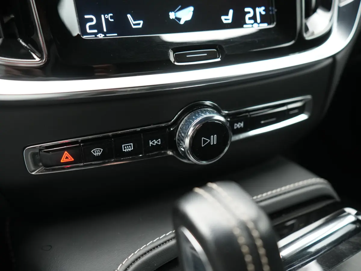 T6 Recharge AWD R-Design PHEV 340pk Dealer O.H. | SOH 82,8% | Camera | Harman / Kardon | Lederen Sportstoelen Memory & Verwarmd | Stuur Verwarmd | Keyless | BLIS | Cruise Control | Apple Car
