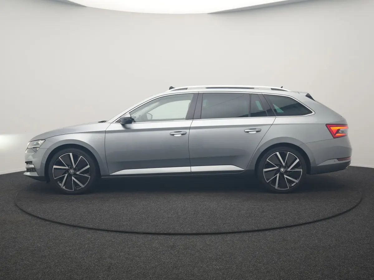 1.4 TSI iV Laurin & Klement PHEV 218pk Dealer O.H. | Trekhaak Af Fabriek | Panodak | Adaptive Cruise | 360 Camera | Canton Audio | Lederen Comfortstoelen Memory & Massage & Ventilatie | Sfee