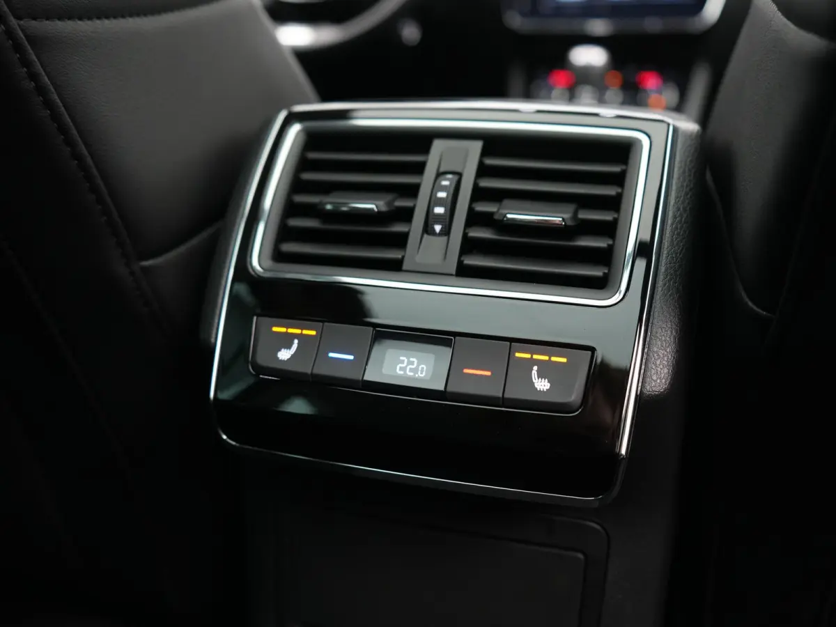 1.4 TSI iV Laurin & Klement PHEV 218pk Dealer O.H. | Trekhaak Af Fabriek | Panodak | Adaptive Cruise | 360 Camera | Canton Audio | Lederen Comfortstoelen Memory & Massage & Ventilatie | Sfee