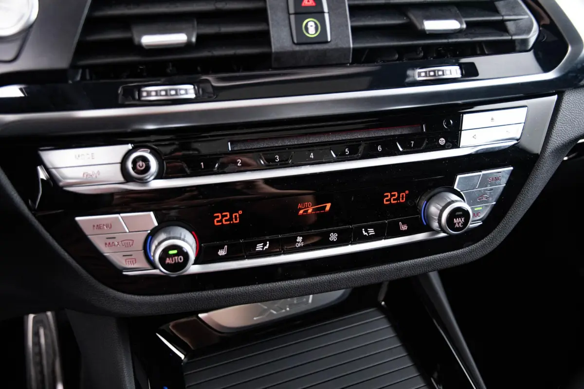 xDrive30e High Executive M Sport - Trekhaak - Panoramadak - Driving/Parking assistant plus - Comfort Access - Stoelverwarming voor/achter - Head up - Harman Kardon - Ambiance verlichting -